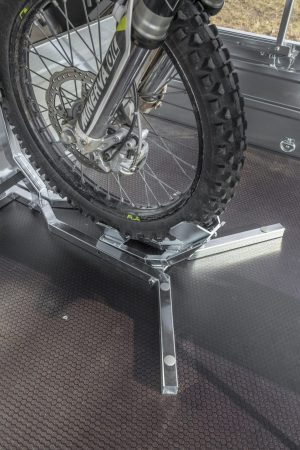Motocikla turētājs (piestiprināms pie piekabes saplākšņa grīdas)